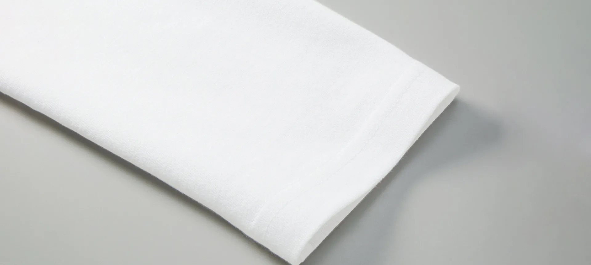 5.6オンス ロングスリーブTシャツのリブなしの袖口（ホワイト）