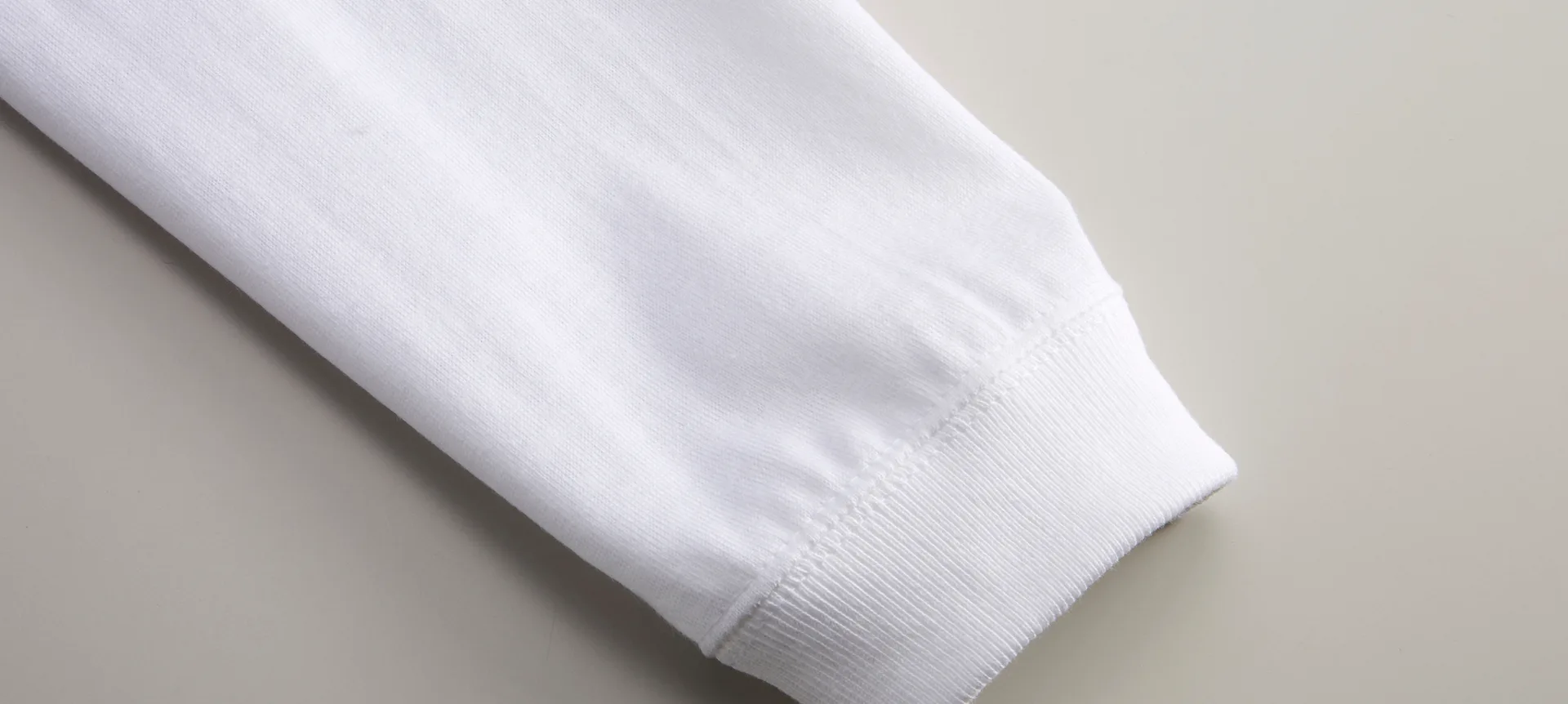 5.6オンス ロングスリーブTシャツ（1.6インチリブ）の袖口リブ（ホワイト）
