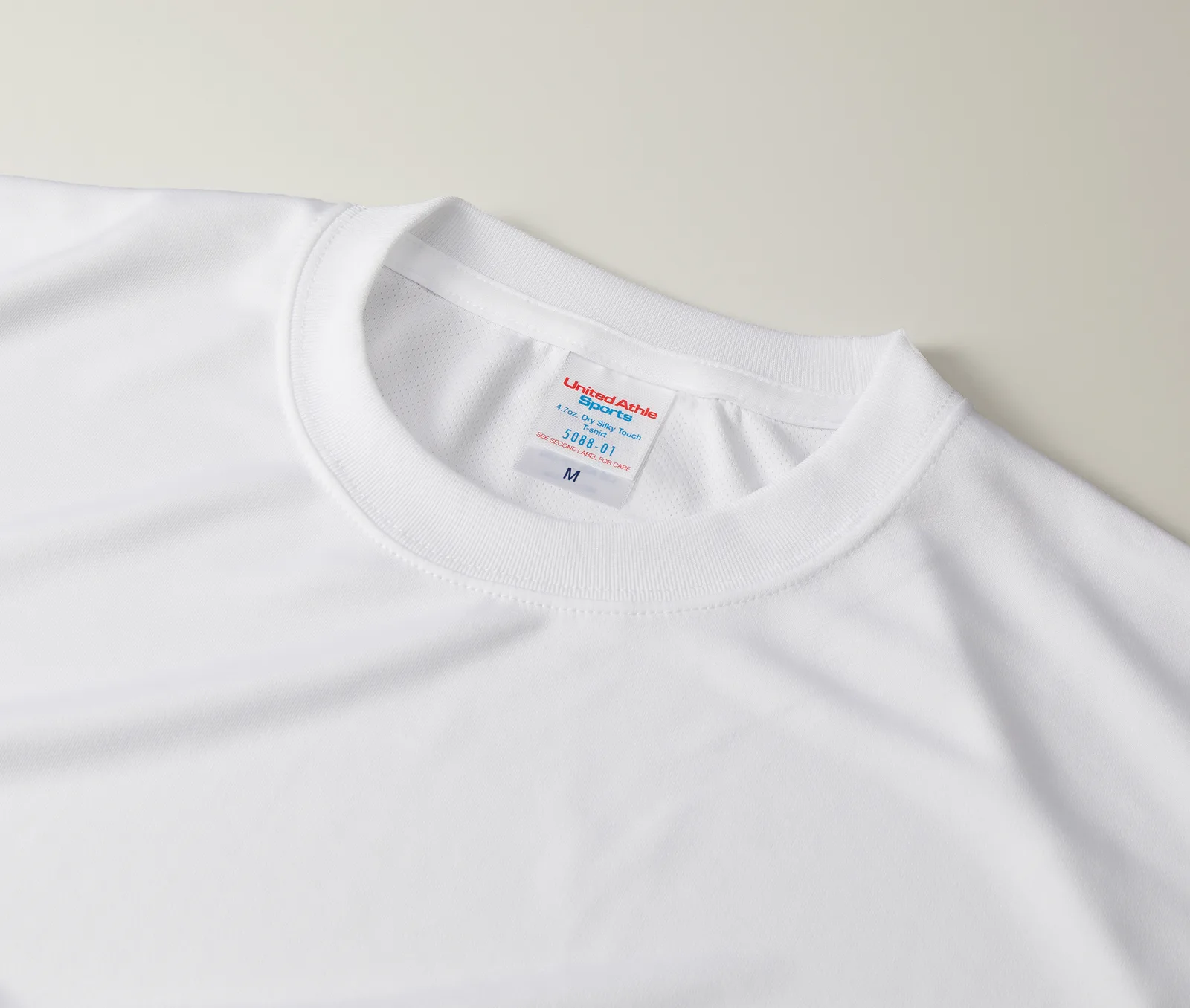 4.7オンス ドライシルキータッチTシャツ（ローブリード） 首リブのダブルステッチ